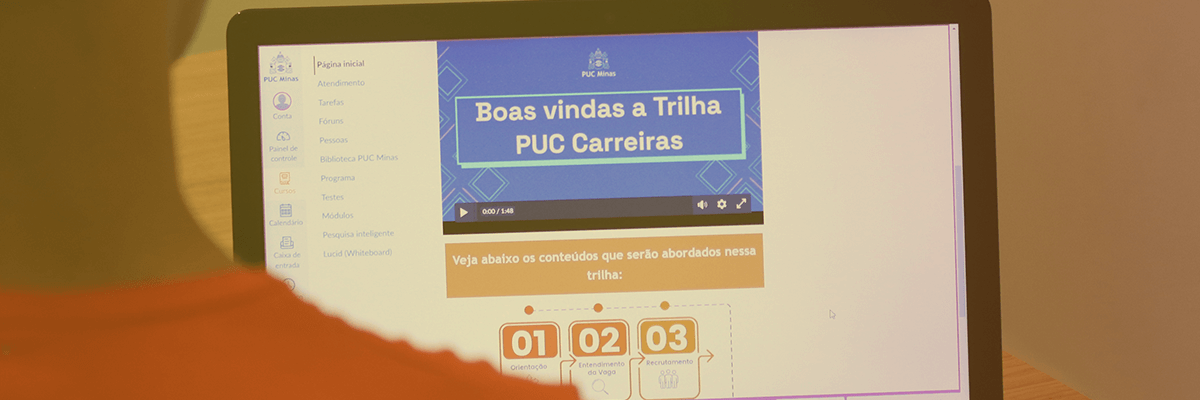 Foto de tela de computador acessando a Trilha PUC Carreiras no Canvas