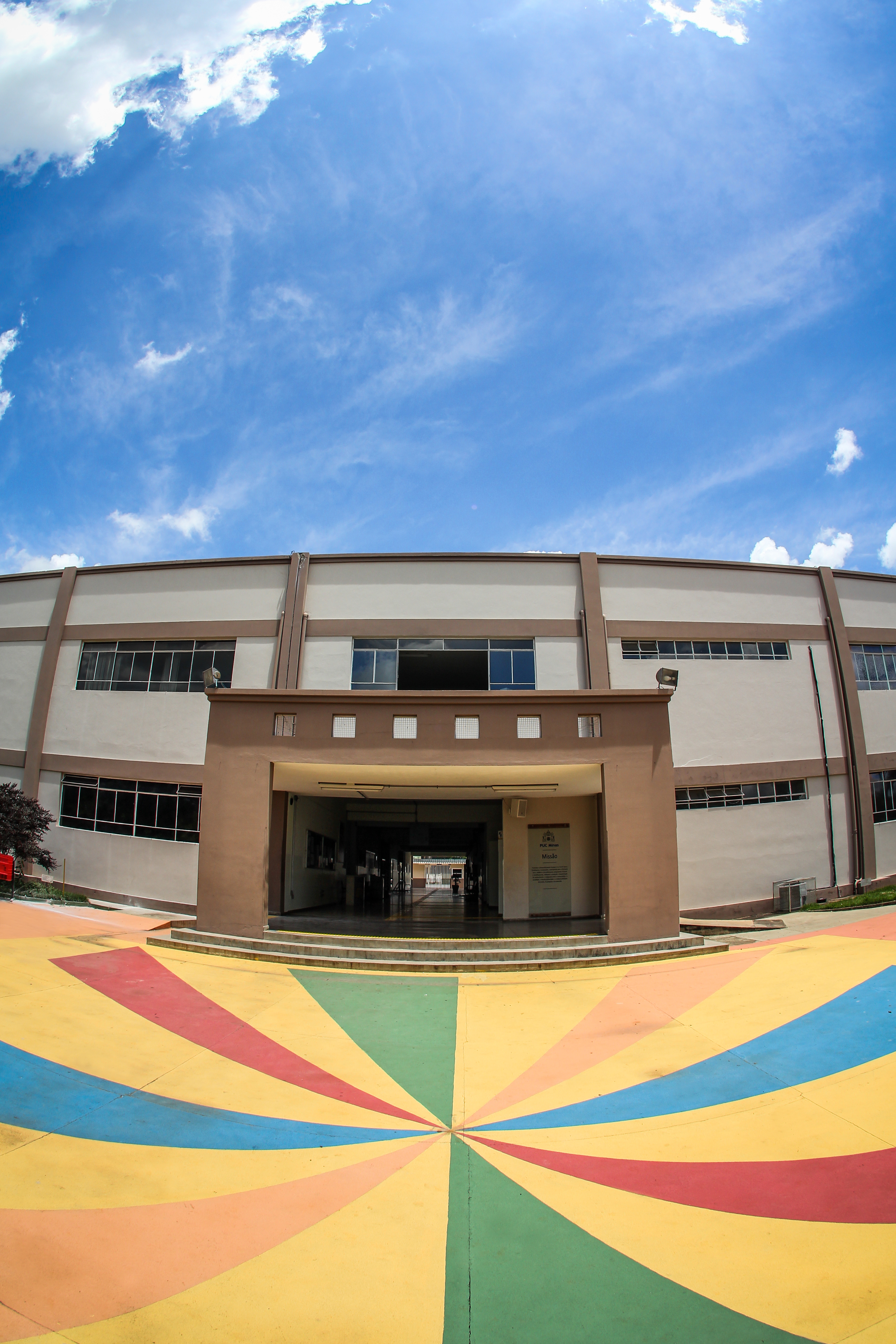 Fachada do Campus Arcos da PUC Minas