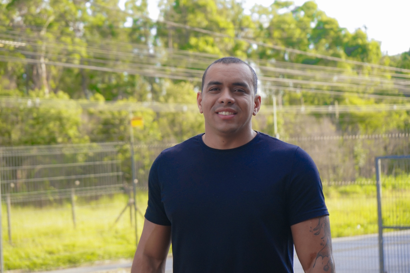 Foto do egresso Estevão Mendes em ambiente externo