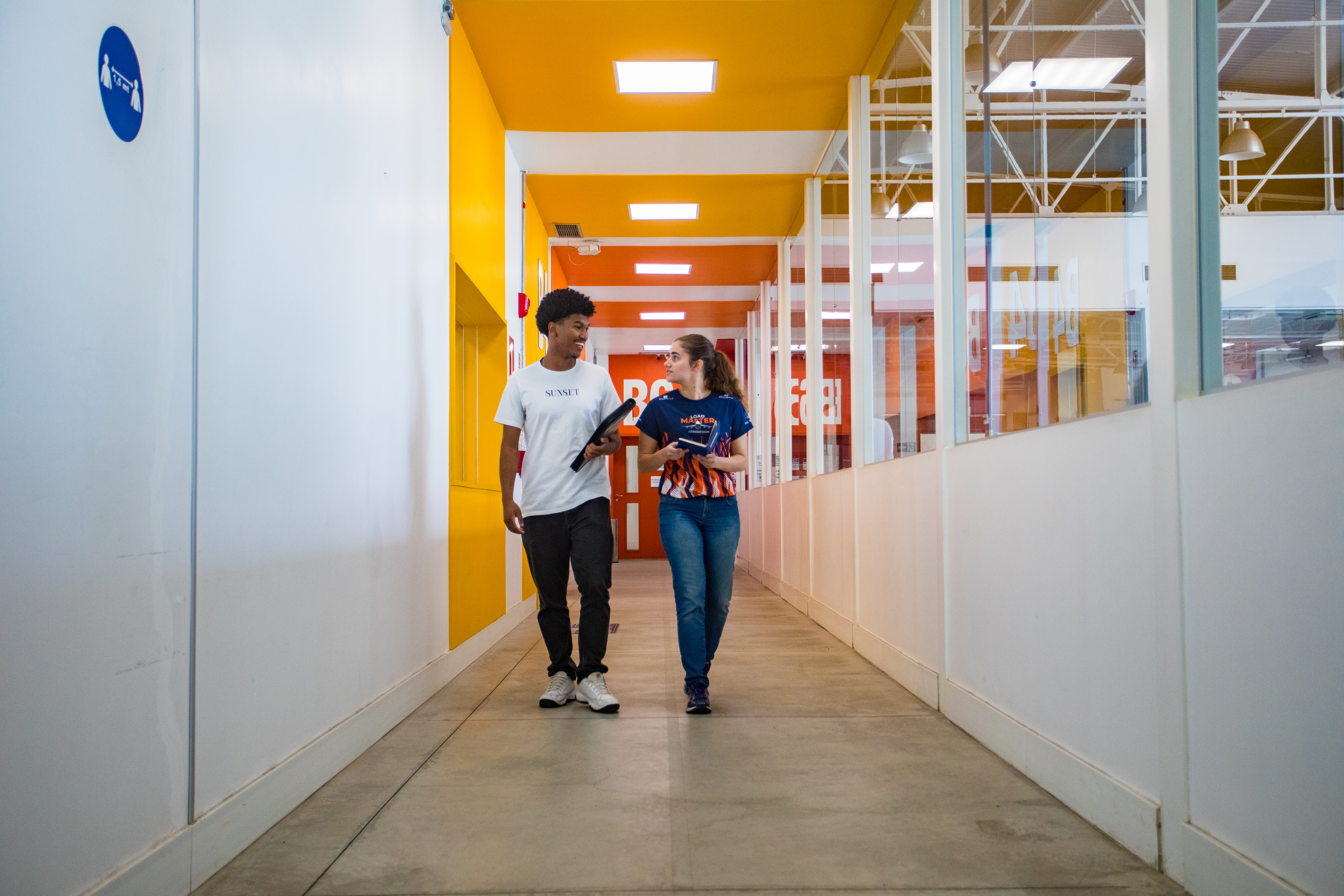 Alunos em corredor do CTA – Centro Tecnológico Aeronáutico PUC Minas