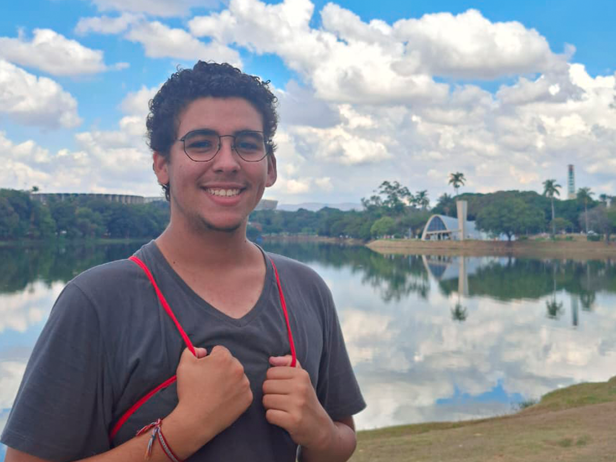 Imagem do aluno Luiz Ricardo Machado com fundo para a Lagoa da Pampulha