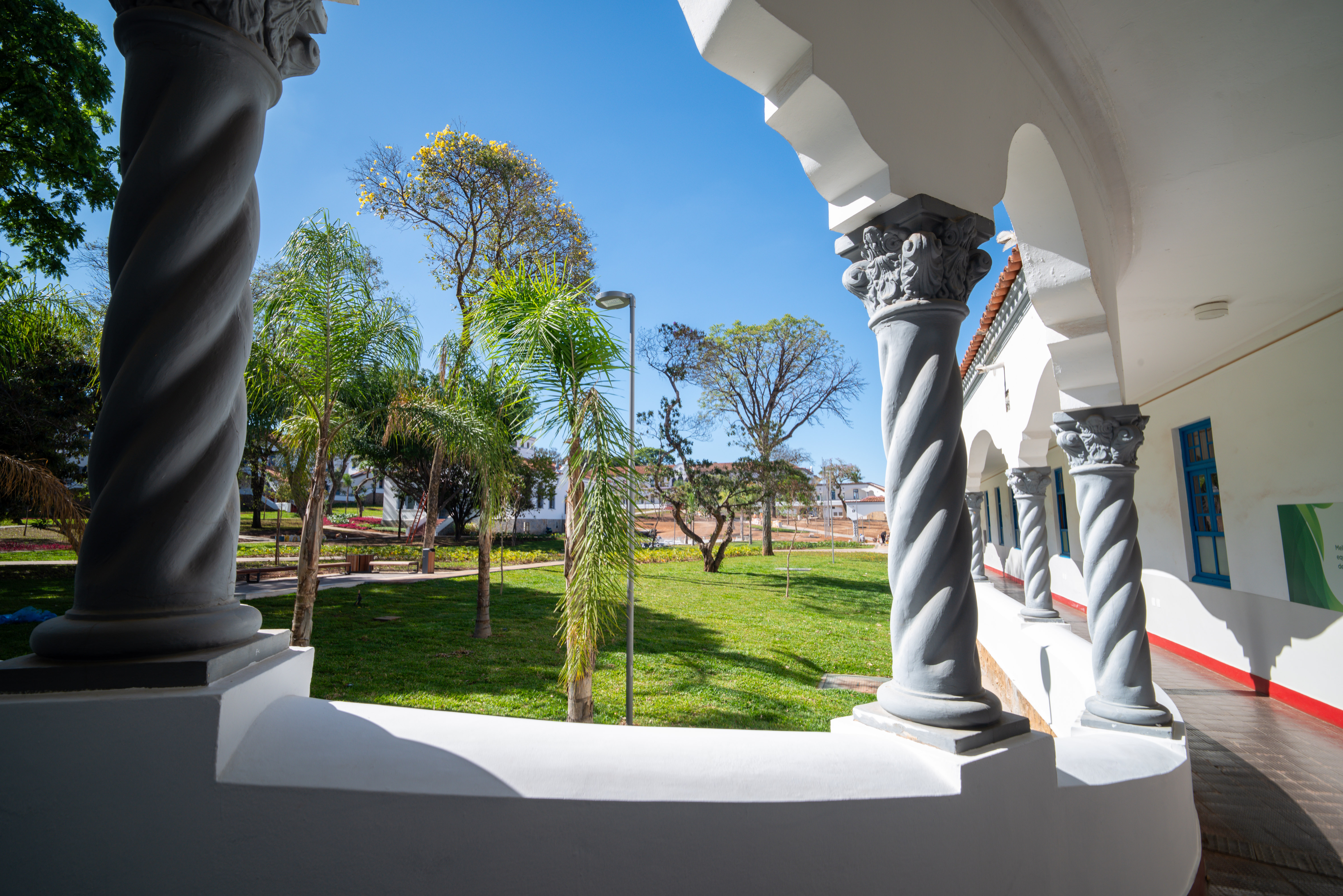 Imagem do jardim central da PUC Minas Coração Eucarístico