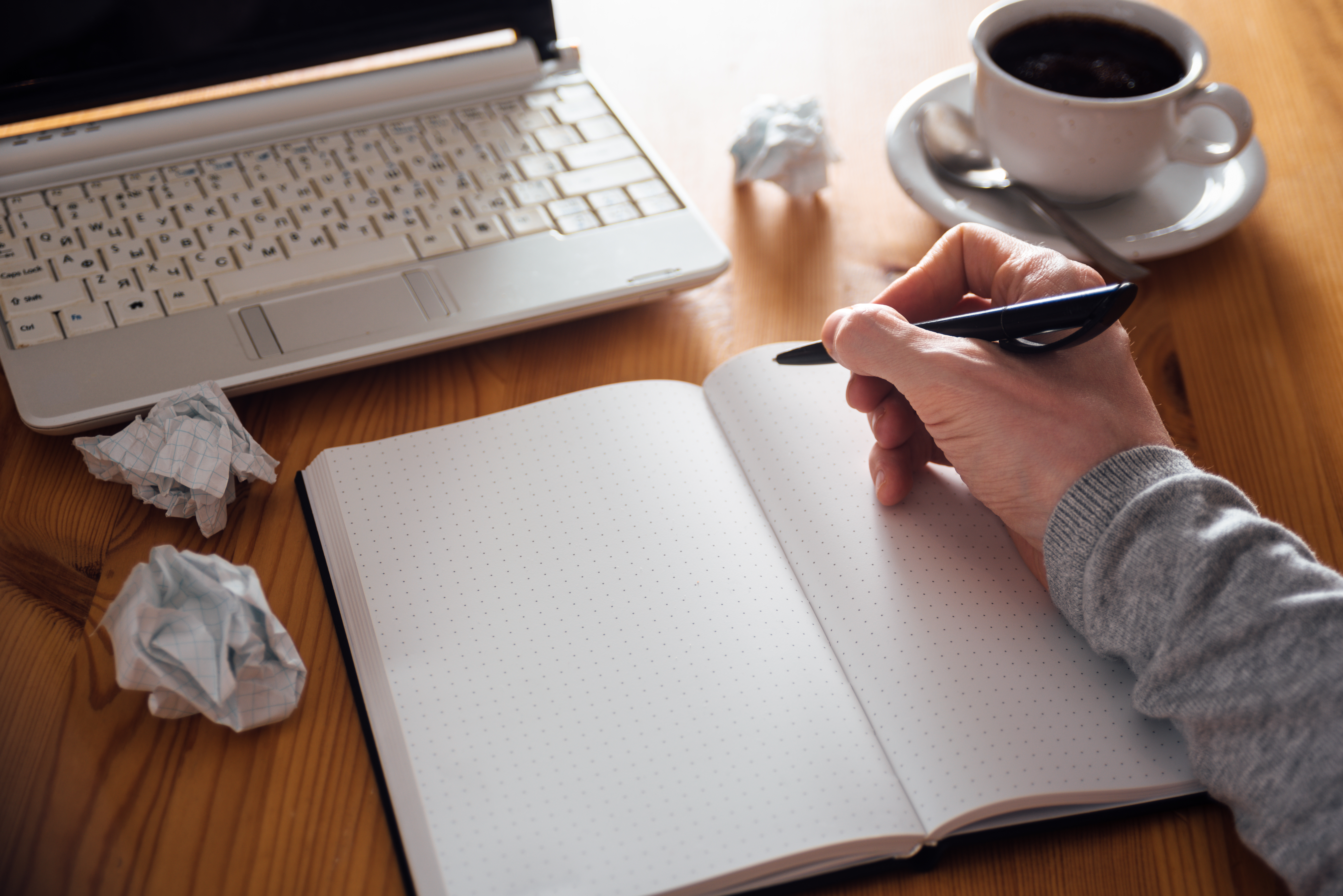mão escrevedo em um planner