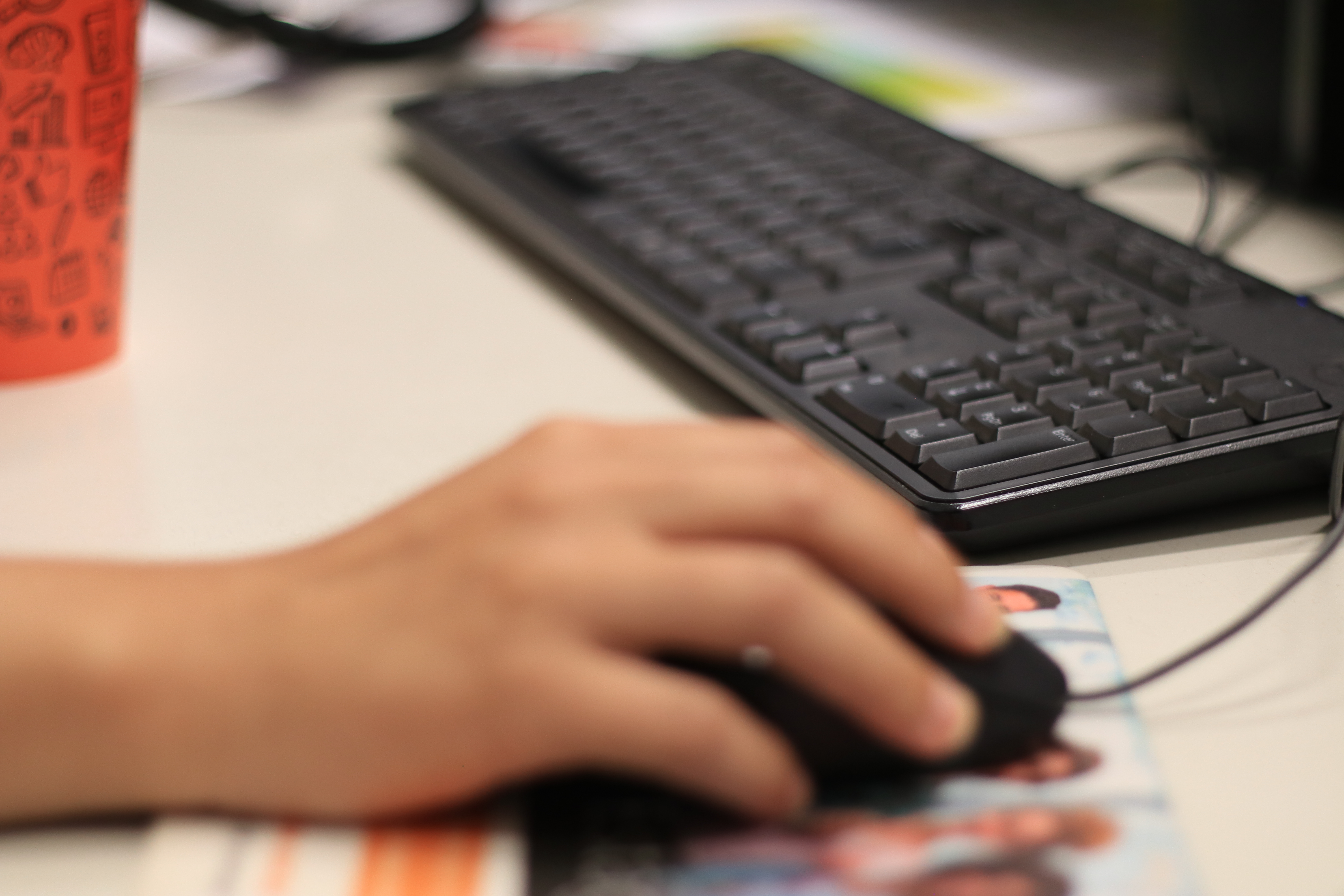 Pessoa utilizando computador