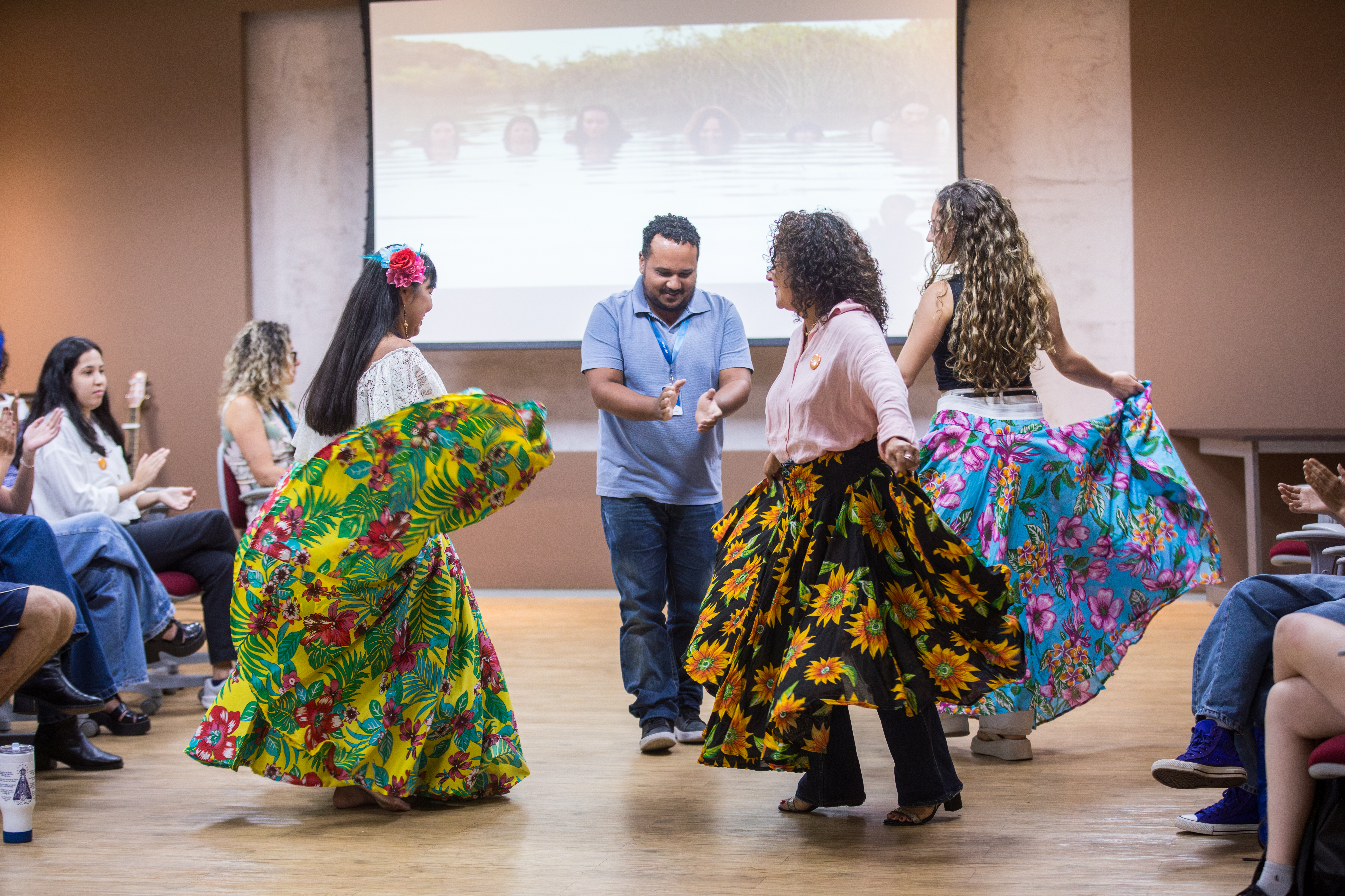 Apresentação de dança de Carimbó durante Mostra de Talentos Femininos promovida pela PUC Carreiras