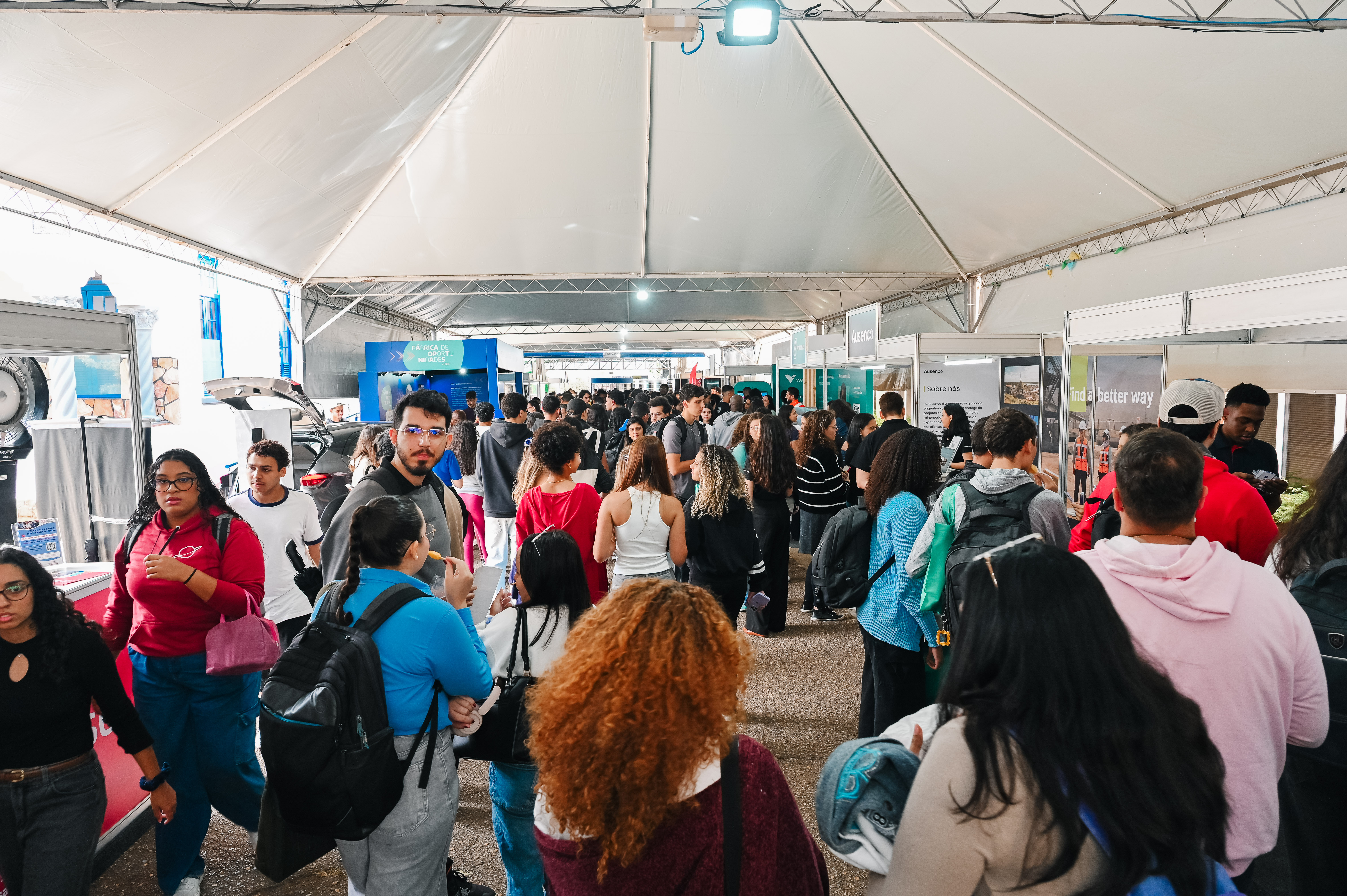 Imagem de visitantes da Feira de Carreiras PUC Minas