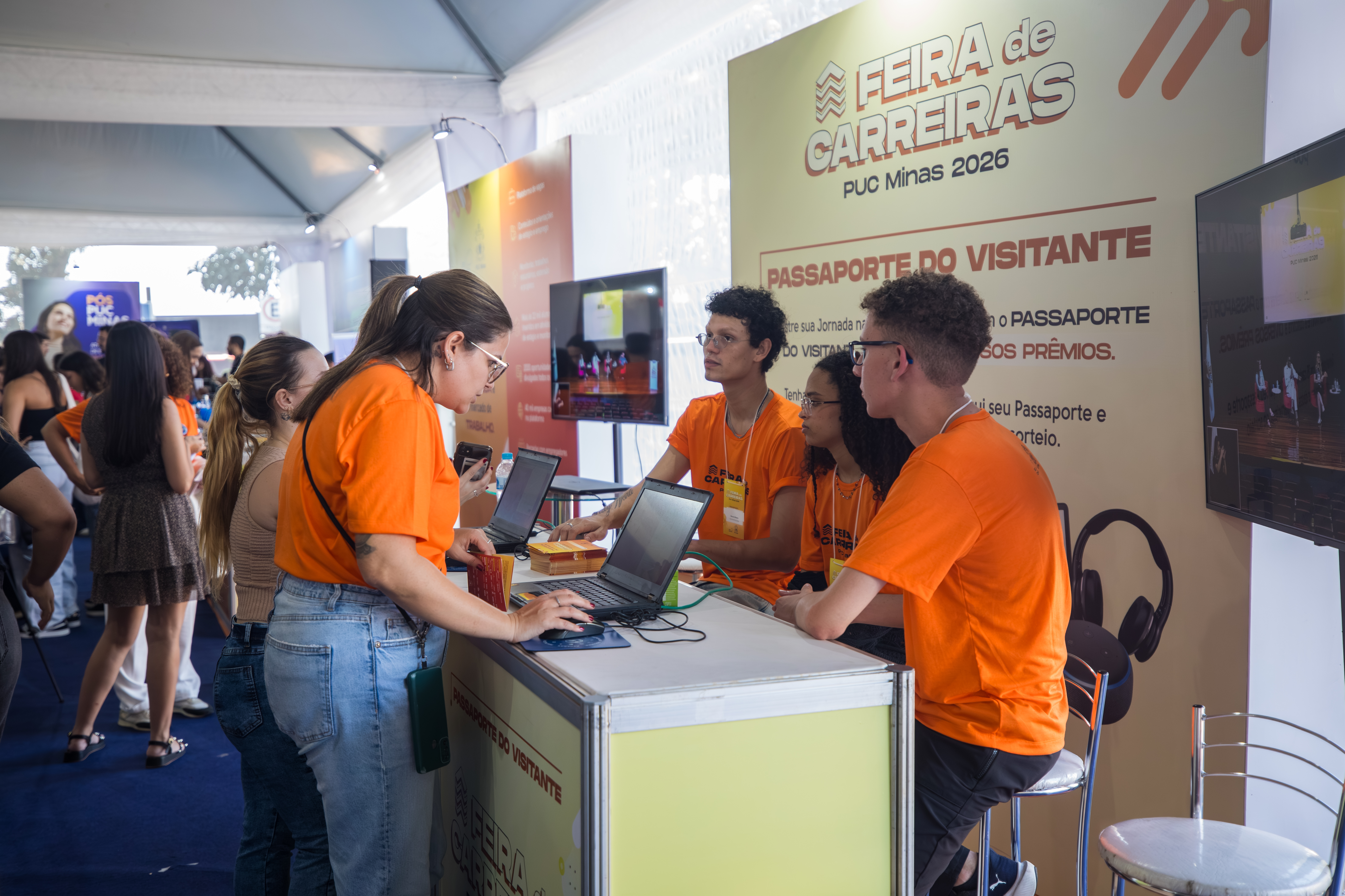 feira de carreiras estande puc carreiras