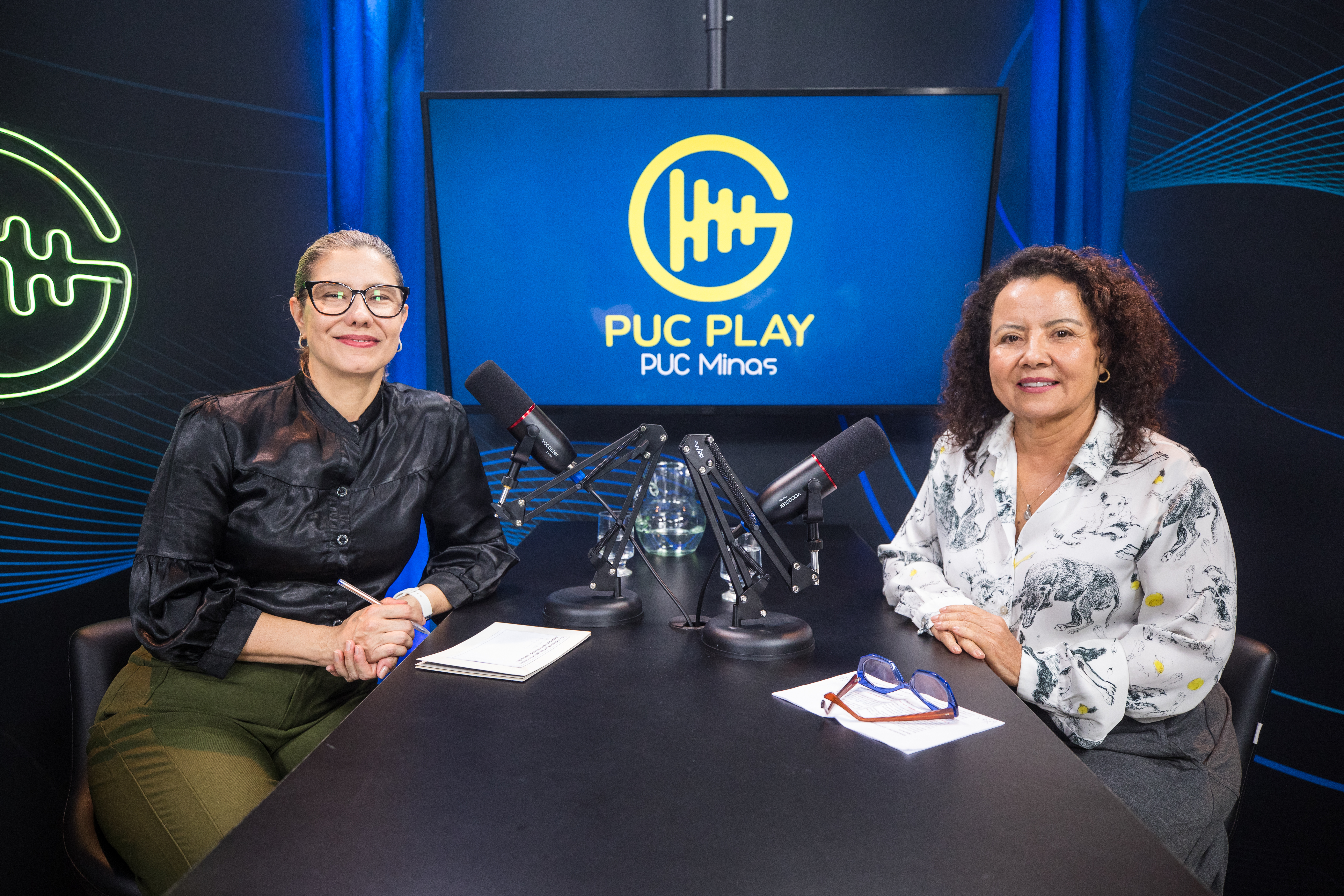 Michelle Stammet e Profa. Evanilde Martins no estúdio do videocast PUC Play PUC Minas