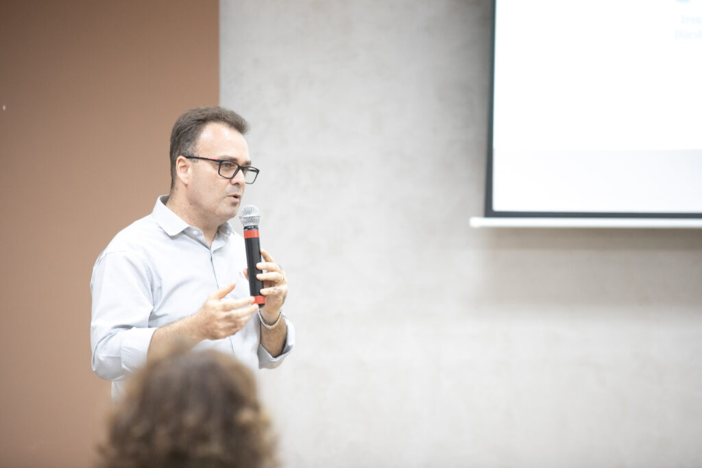 Prof. Martinho Horta, diretor do ICBS, durante evento na PUC Minas