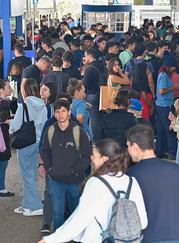 Público visita espaço da Feira de Carreiras PUC Minas