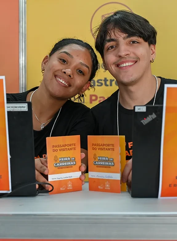 Monitores da Feira de Carreiras PUC Minas