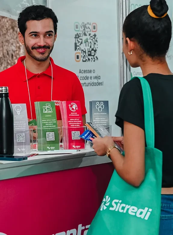 Empregador conversa com aluna na Feira de Carreiras