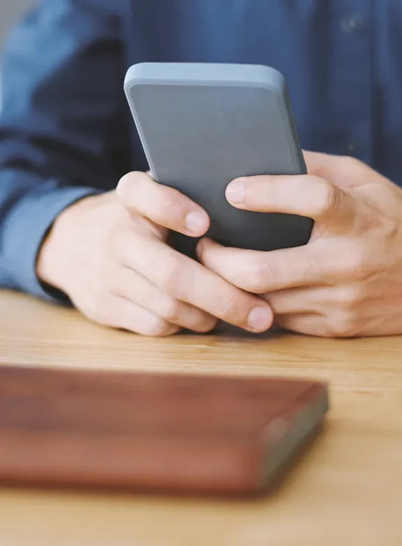 Homem jovem usando celular