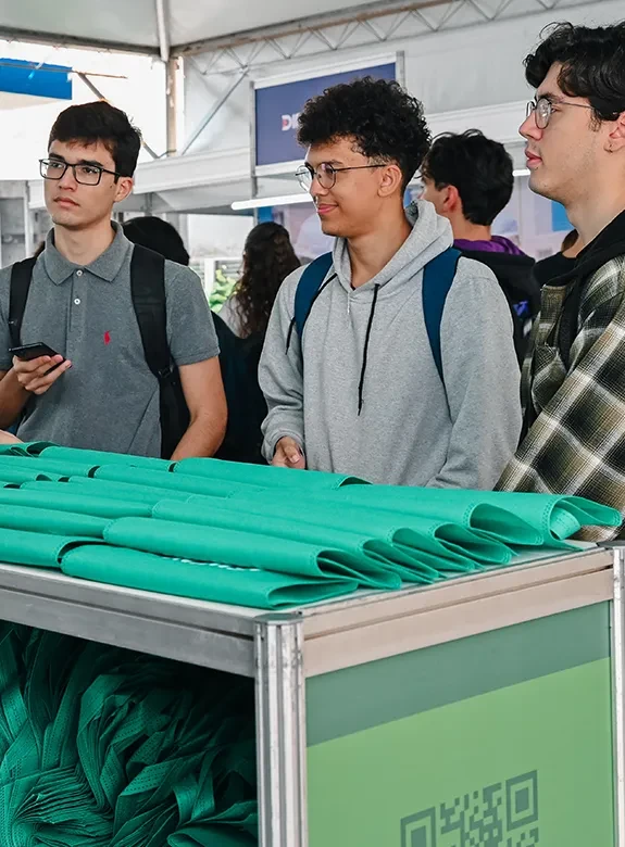 Estudantes visitam a Feira de Carreiras PUC Minas