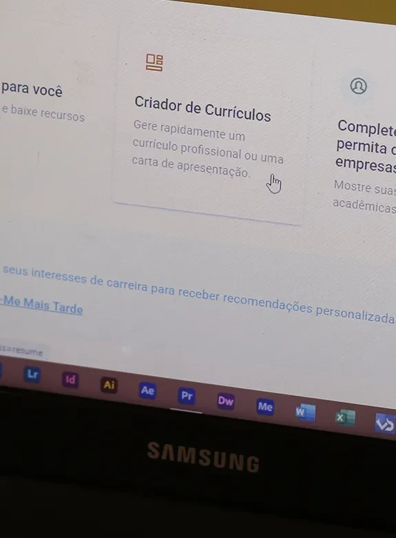Tela da Plataforma PUC Carreiras com card para ferramenta do Criador de Currículos