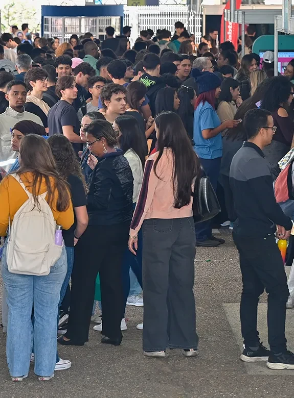 Público visitante da Feira de Carreiras PUC Minas 2025