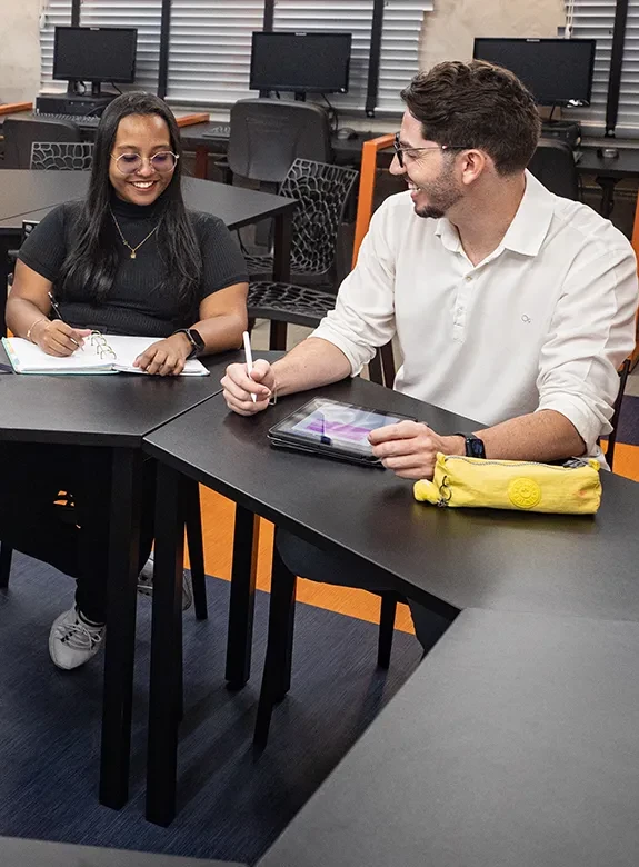 Jovens estudantes em sala de aula da PUC Minas Contagem