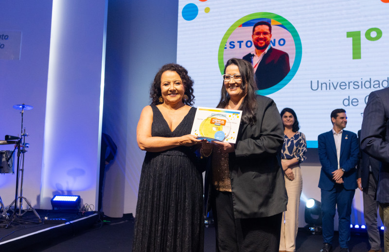 Profa. Dra. Evanilde Maria Martins, diretora da PUC Carreiras, recebe troféu e certificado do Prêmio IEL de Talentos 2025 em evento no Recife.