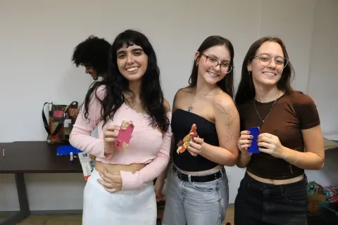 Alunas mostram suas artes produzidas durante a oficina