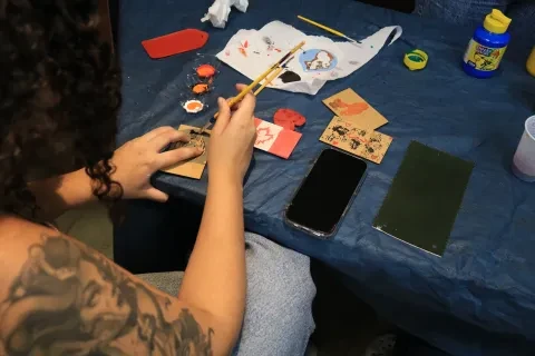 A oficina de arte permitiu a pintura e desenho de ímãs de geladeira