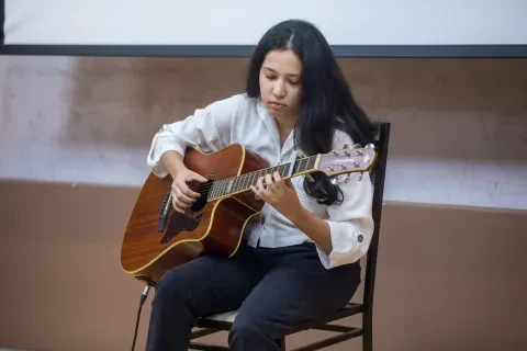Ana Flávia Oliveira apresenta na Mostra de Talentos Femininos
