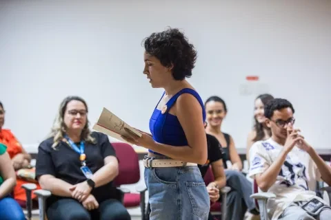 Julia Satiro apresenta trecho de seu livro