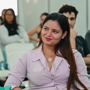 Visitante da Feira de Carreiras PUC Minas 2025 assiste palestra no Auditório PUC Carreiras