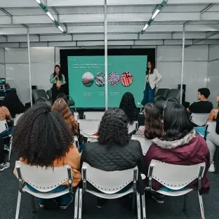 Visitantes participam de atividade no Auditório PUC Carreiras