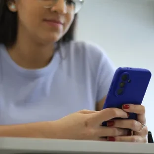 Aluna olhando para celular