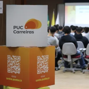 Marca da PUC Carreiras na entrada de evento