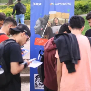 Alunos conhecendo a empresa no campus da Universidade