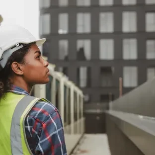Jovem estudante em uma indústria 