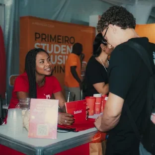 Aluno visita estande da Feira de Carreiras 2026